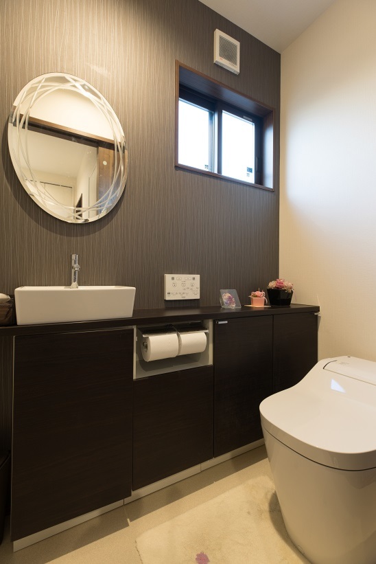パナソニックビルダーズグループ　エステート住宅産業｜手洗い場のあるトイレは、個性的な鏡の映える落ち着いた空間になっている