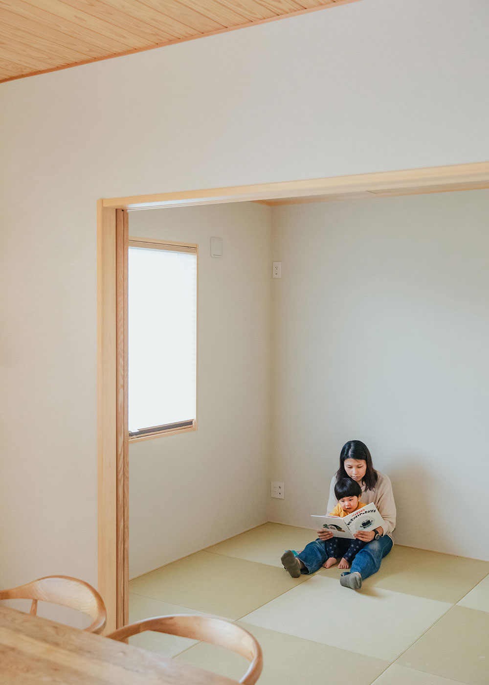 フジモクの家（富士木材）【子育て、間取り、平屋】LDKと連続する和室は、空間の一体感を考慮しほどよいモダンさ。広がりを演出しつつ、落ち着きを提供する