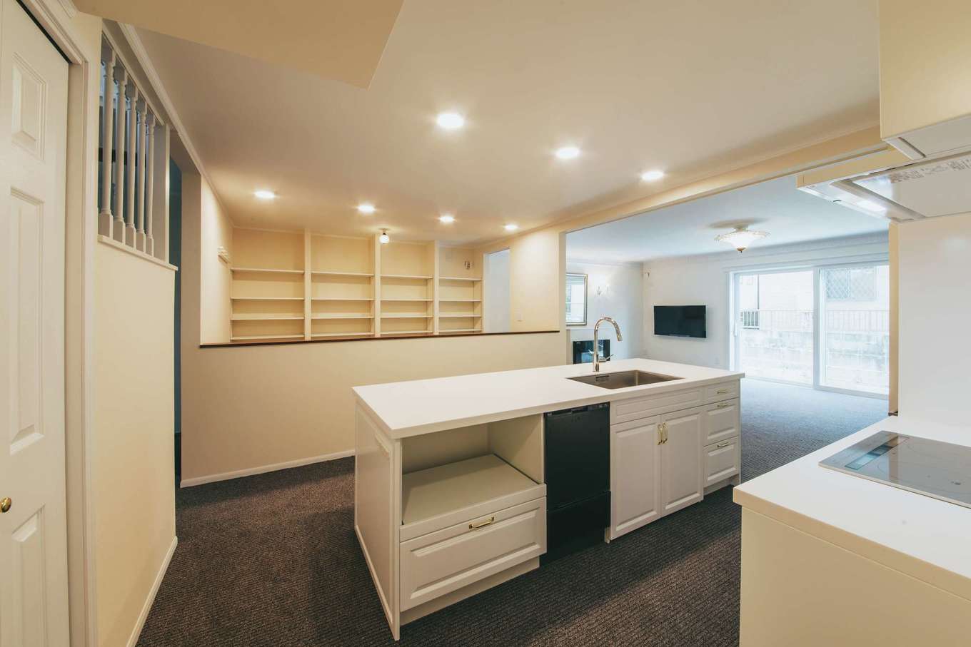 セルコホーム浜松（オバタケイ）【デザイン住宅、輸入住宅、間取り】奥さまお気に入りの白いアイランドキッチン。家族がどこにいても様子が見えて安心