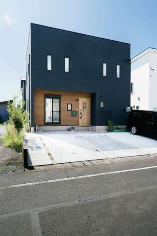 外観はちょっぴり男前の仕上がり。室内とのギャップを狙ったそう