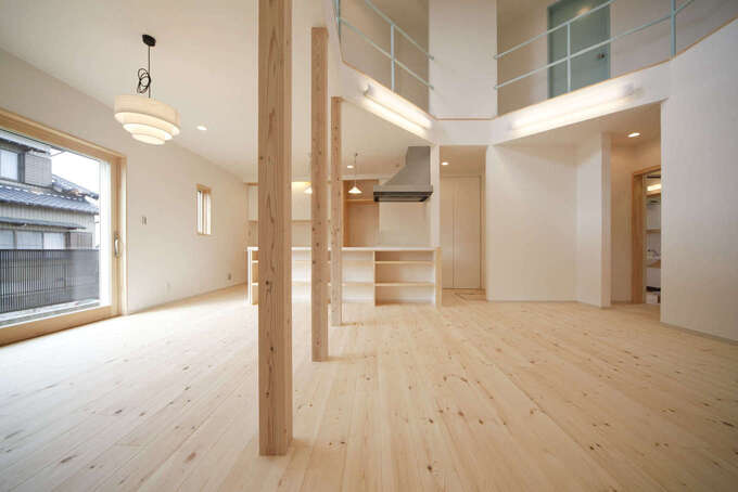 1階のLDKはアイランドキッチンを中心に回れる家事動線を確保。パインの無垢の床は足触りが心地よく、冬はひだまりの温かさがじんわりと伝わってくる