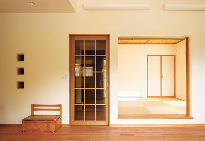 琉球畳と天井に配された竹が清々しい和室。リビングと段差を設けることで、ちょっと腰掛ける小上がり的にも使える