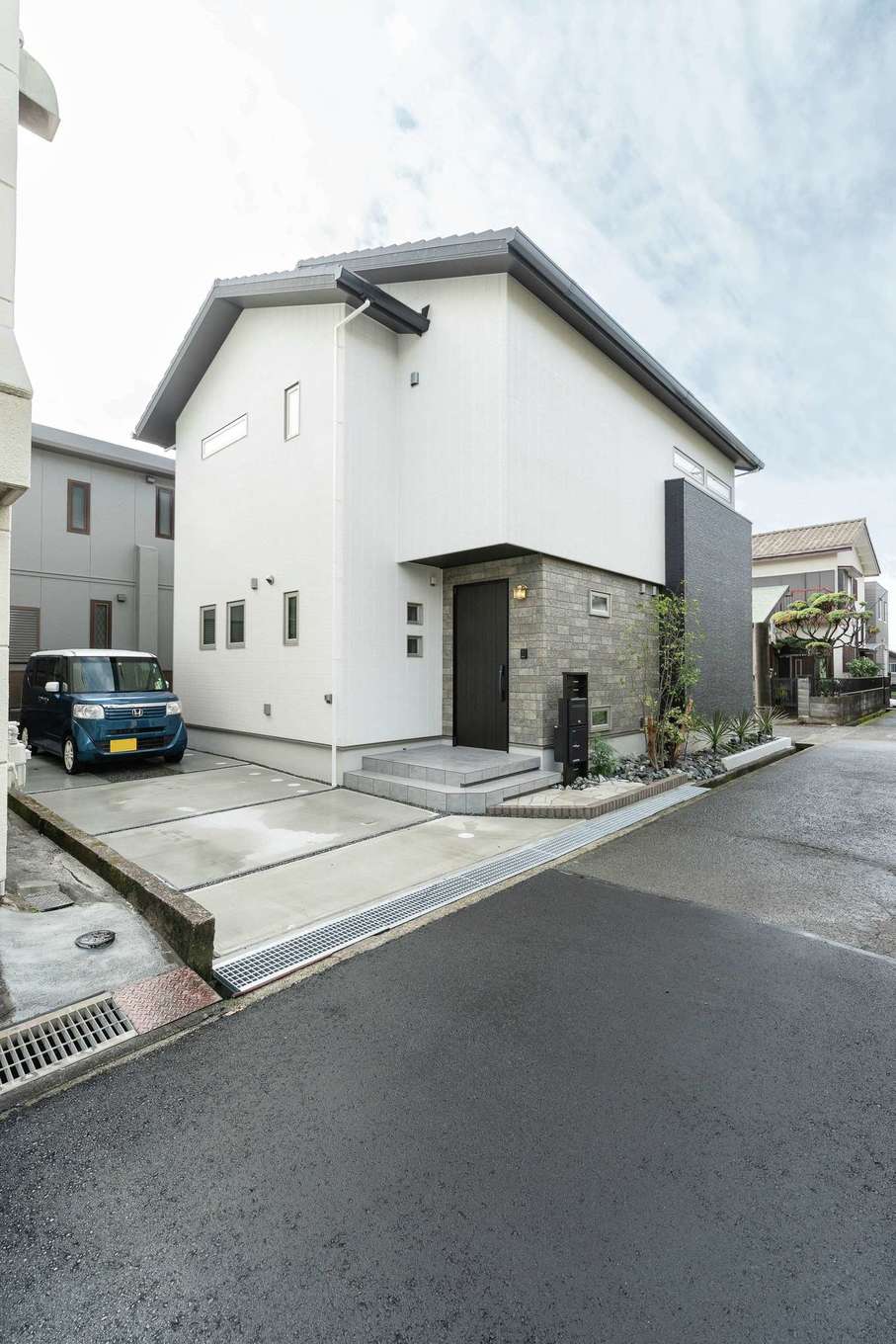 静鉄ホームズ【デザイン住宅、省エネ、インテリア】屋根は太陽光発電の効率を重視して切妻に。省エネ性に影響する軒や庇も確保した