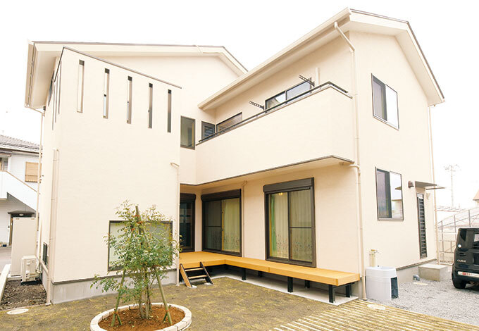 中庭とウッドデッキを囲むように建物を計画。プライバシーを守りながら、お子さまたちをのびのびと遊ばせることができる