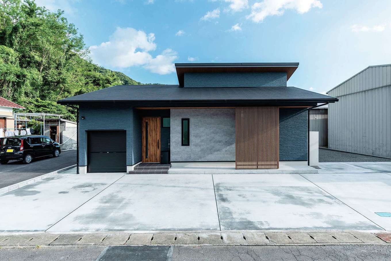 渡辺建設【省エネ、ペット、平屋】風格が漂う和モダンの平屋。黒、グレー、木調がバランスよくミックスされた