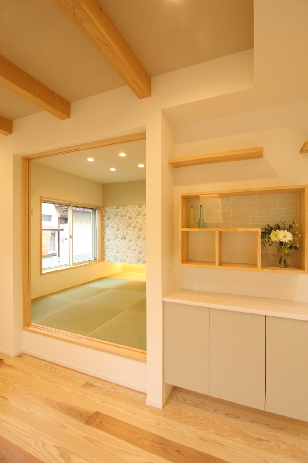 小野田産業～designers house project～｜リビングと繋がる小上がりの畳スペースは空間にメリハリを玄関からも繋がっており、来客時に使用できるようになっている。