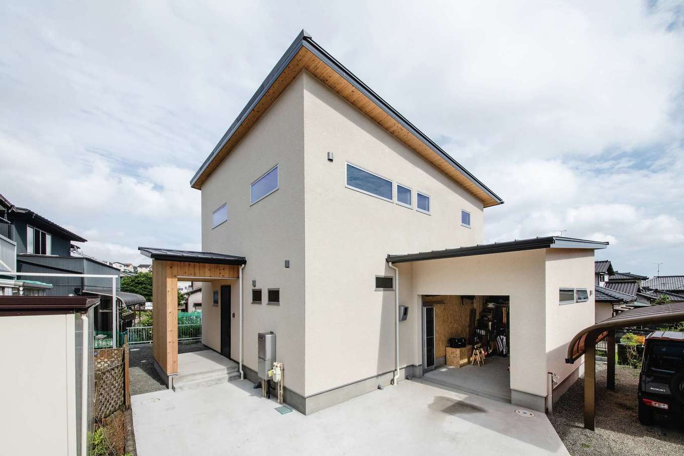 フジモクの家（富士木材）【趣味、自然素材、間取り】外壁はALCパネル、フラット目地仕上げ。シンプルな表情に玄関や軒天のスギが映える