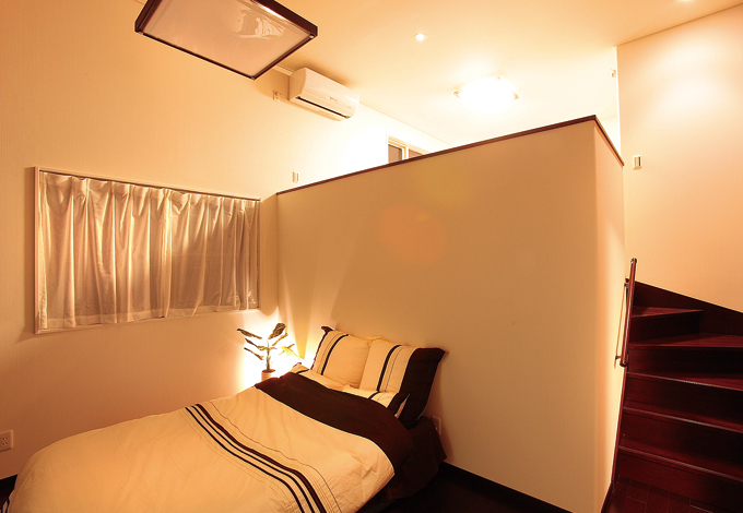 階段の先に2 階 リビング。1 階の高天井部を活か し、空間を穏やか7 に分割