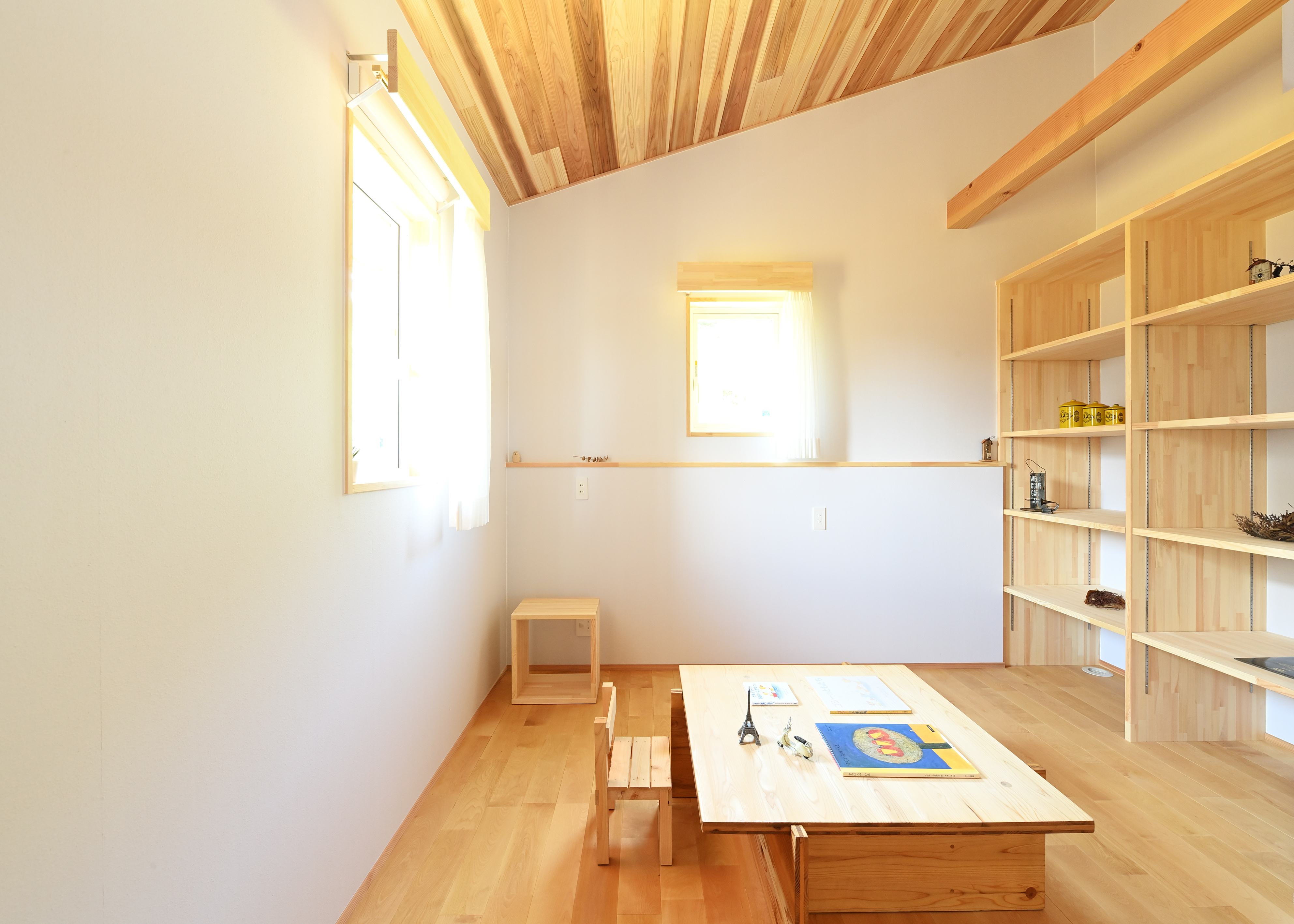 KANAZAWA STYLE/金澤建築【省エネ、間取り、平屋】9畳の子ども部屋は、成長に応じて二間に分けられる。造作の本棚も可動式で便利。子ども用の踏み台は、金澤社長が自ら造ってプレゼントしたもの。窓越しには四季折々の山の景色が広がる