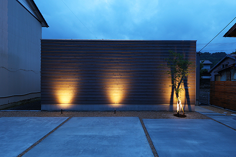 住家 JYUKA【デザイン住宅、間取り、平屋】夜にはライトアップされ、違った表情をみせる外観