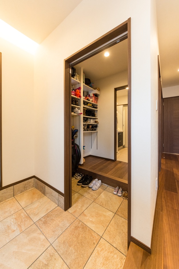 -delphi- デルフィ（藤井建築事務所） 【デザイン住宅、自然素材、建築家】玄関からシューズクロークを通って、そのままバスルームへ行ける動線になっている