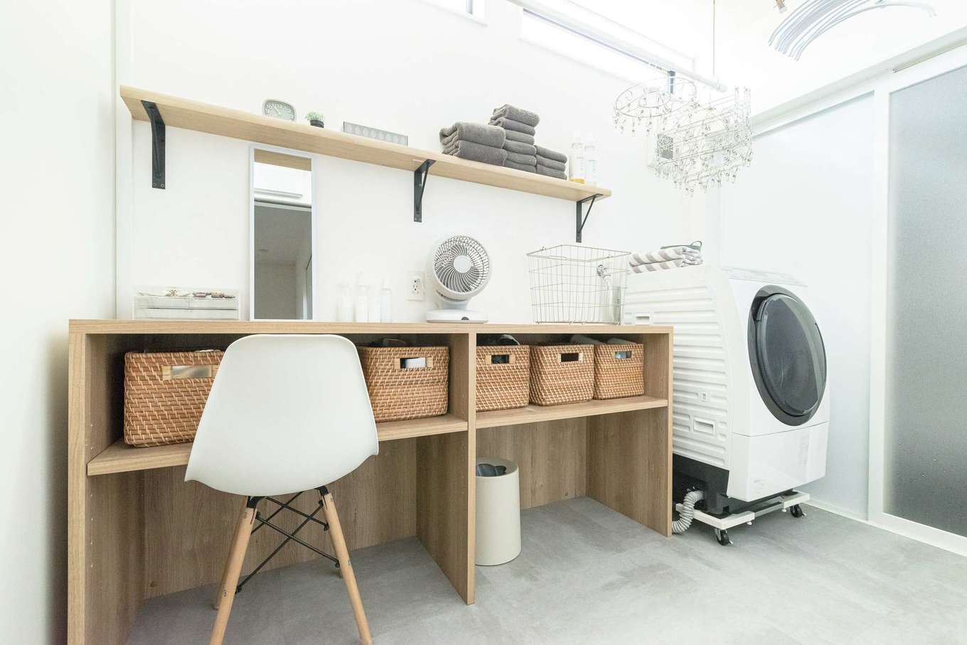HAPPY HOUSE（山田工務店）【1000万円台、デザイン住宅、子育て】脱衣室には洗濯物をたたんだり、アイロンをかけたりにも重宝する収納兼カウンターを造作。すぐ左手にはファミリークローゼットが続き、洗濯物移動の手間の削減と各部屋のスッキリに貢献する