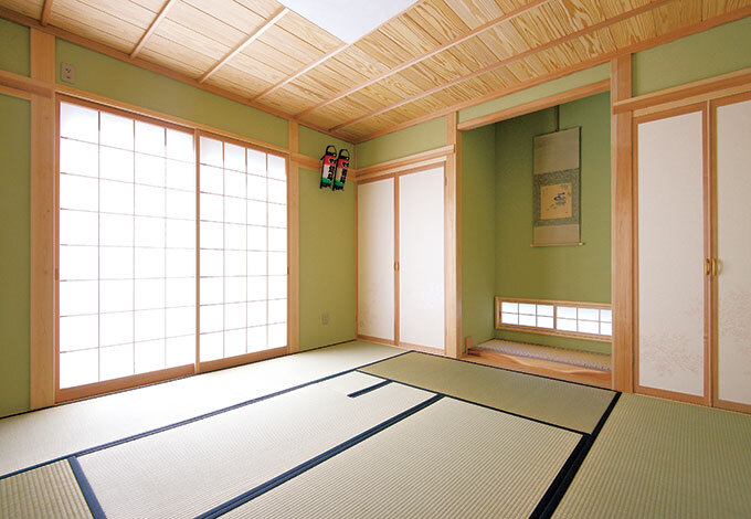 画家だった曽祖父の掛け軸を飾るため床の間を設え、お茶を習う奥さまのために水屋が設置された