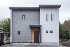 外壁には鈴木さんからの提案で、風合いのある素材感が魅力のKMEW製を採用。左に「SOLIDO」、右に「フィエルテ」を張り分け、シャープでスタイリッシュでありながら、どこか味わいを感じさせる表情に仕上げた。玄関の無垢とガルバによるL字の囲いも気に入っている