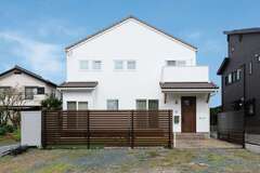 三角屋根と塗り壁が調和したかわいらしい外観