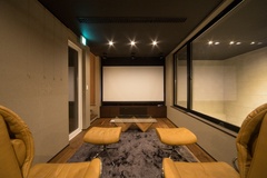 コンパクトながらも快適なシアタールームで、大画面スクリーンとふかふかの椅子が映画鑑賞を特別な時間に変える。