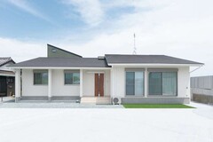 落ち着いた雰囲気の平屋。段差のある屋根が外観に表情をつくる