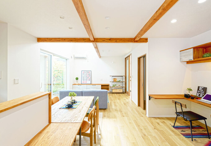 開放感があり、常に家族の繋がりを感じることができるLDKはダイニングテーブルとキッチンを1列に並べて家事効率をアップ