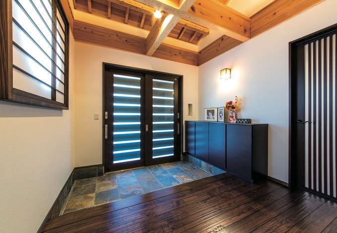 玄関の照明は木の凹凸がわかるように工夫されている