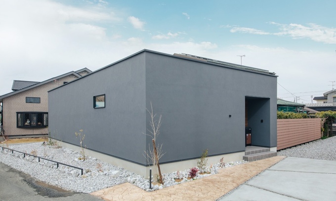 あえて窓を少なくすることで、プライバシーが保たれ、スタイリッシュな印象に