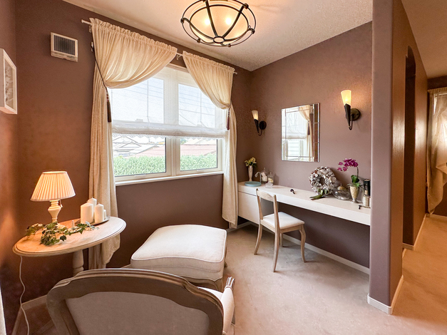 窓から自然光が差し込むフリースペース。机と椅子を配置しており、読書や作業に最適な環境である。暖かみのある内装がリラックスを誘う。