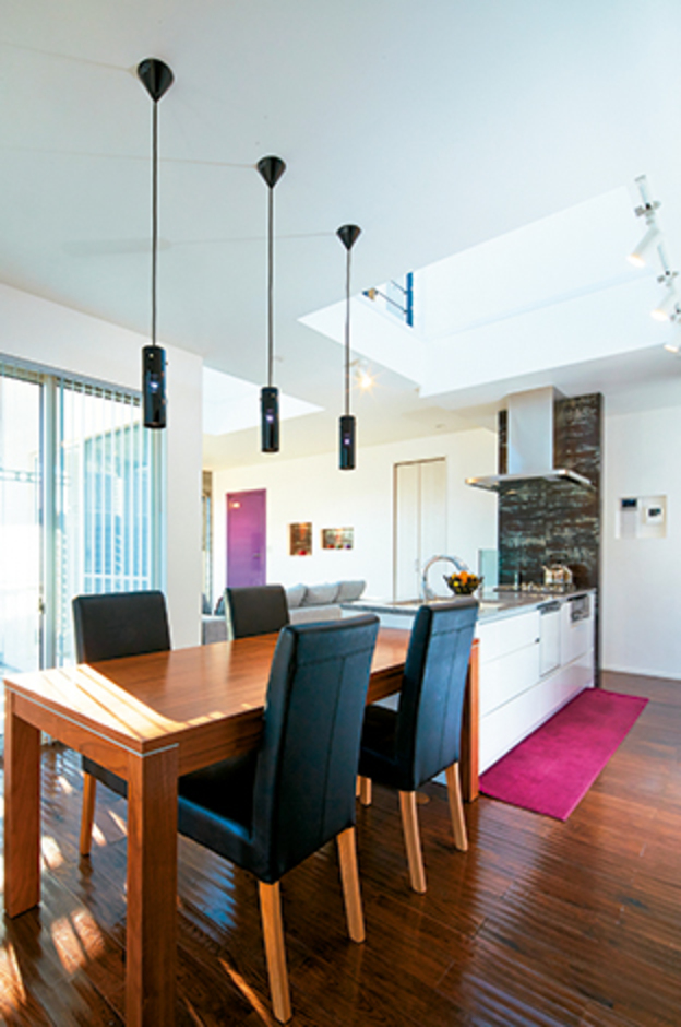 デザインと機能を兼ね備えた納得オリジナルのキッチン。配膳しやすいようにテーブルは横並びに