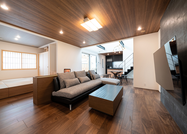 開放感と落ち着きを両立したモダンなリビング。小上がりの和室の下は、無駄なく収納スペースに