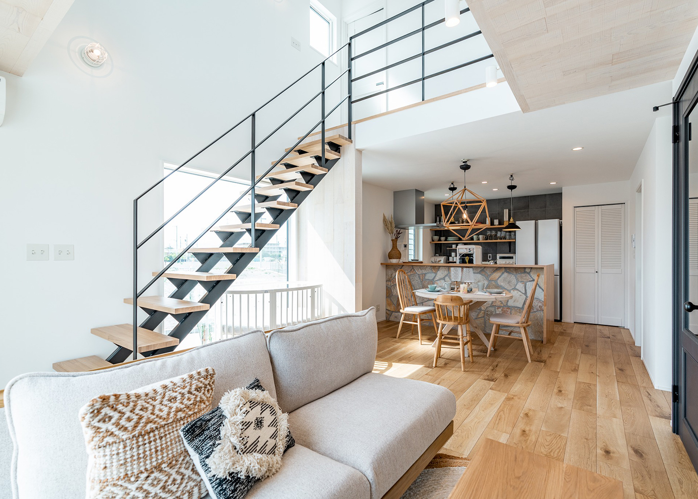 オレンジハウス【静岡市清水区三保松原町19-56・モデルハウス】【WTW HOUSE】光と視線が通り抜ける明るいLDK