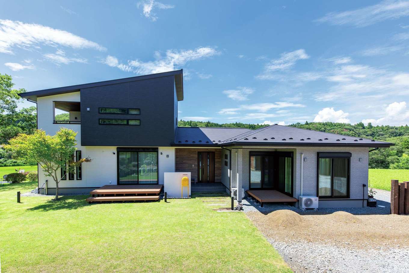臼幸産業【デザイン住宅、収納力、二世帯住宅】400坪の広大な敷地に建てた完全分離型の二世帯住宅。中央に二世帯共有の玄関があるが、裏手に親世帯専用の玄関も用意。大容量の太陽光発電システムと蓄熱暖房機も備えている