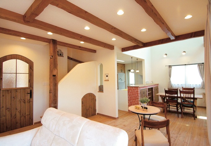 リビングダイニングのオリジナルドアも一辺をアールにしている