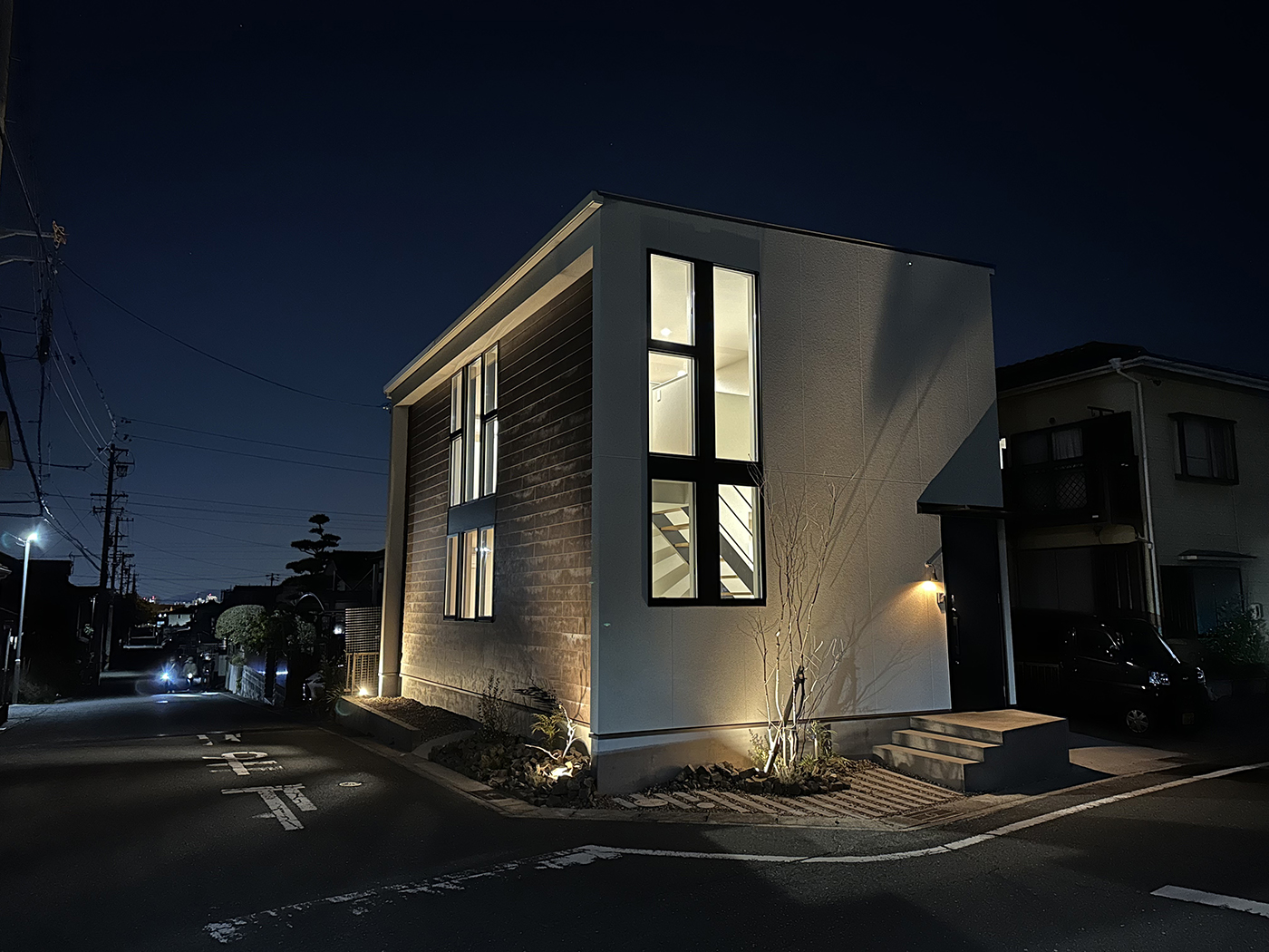 BASE.trip【デザイン住宅、間取り、インテリア】ライトアップされた夜の外観の雰囲気もおしゃれ