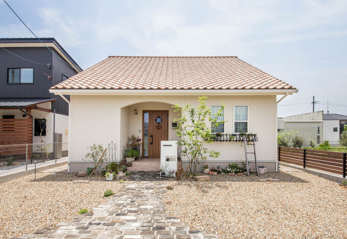 アイアンの鳥さん　外構・屋根　洋瓦に使用 瓦の下に鳥が巣を作ってしまわないようにする軒先面戸とは - 住まい