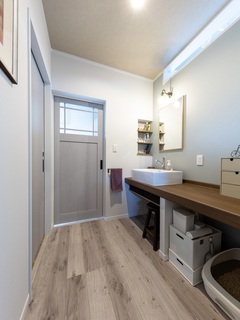 浴室やトイレ利用時にも使えるように独立型にした。手洗い器は自分たちで見つけ費用を抑えられた。