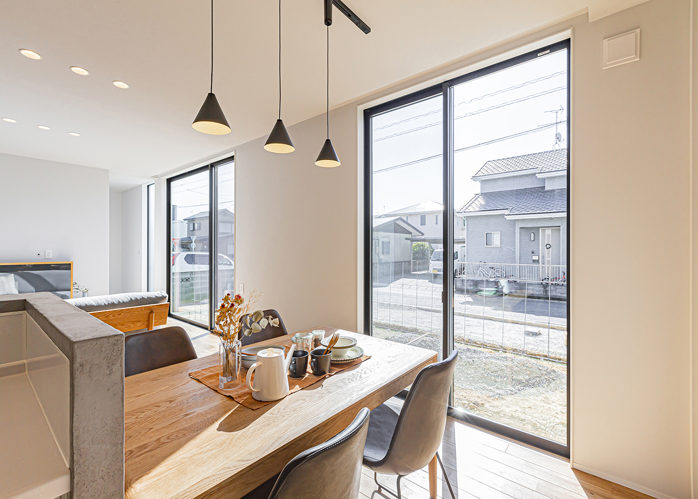 ARRCH アーチ【デザイン住宅、間取り、建築家】庭を眺めながら食事ができるダイニング