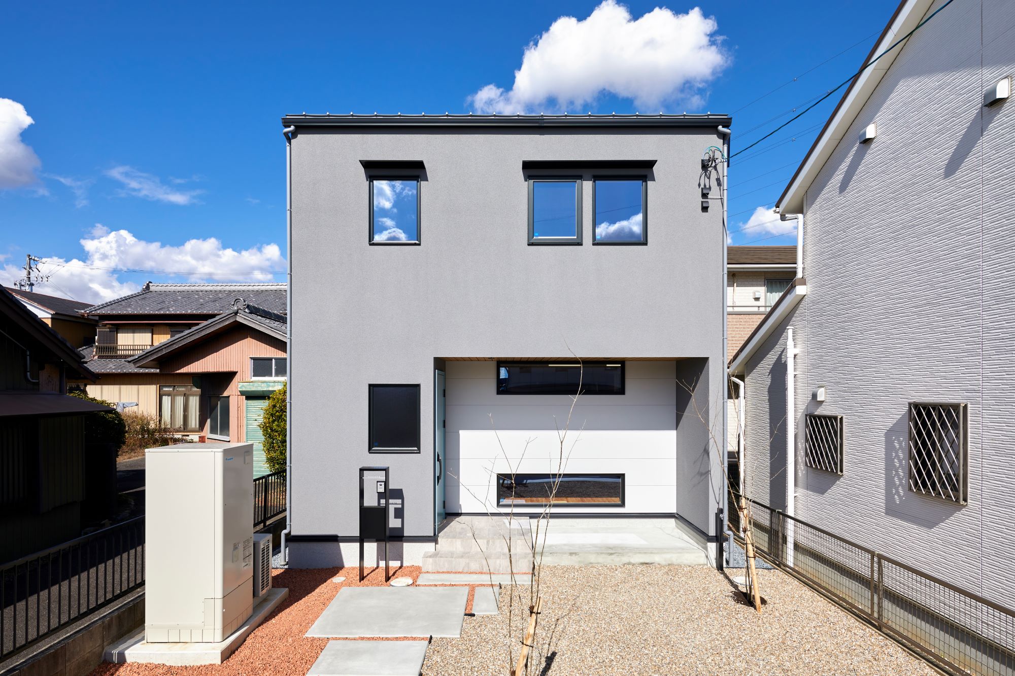 GATE（R+house春日井）｜スタイリッシュかつシンプルなデザインの住宅外観。直線的なフォルムが目を引き、モダンで洗練された印象を与えている。