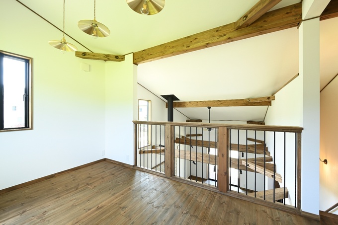 自然光がたっぷり入るフリースペースは、ウッドの梁が特徴的。オープンな雰囲気で多目的に利用可能。