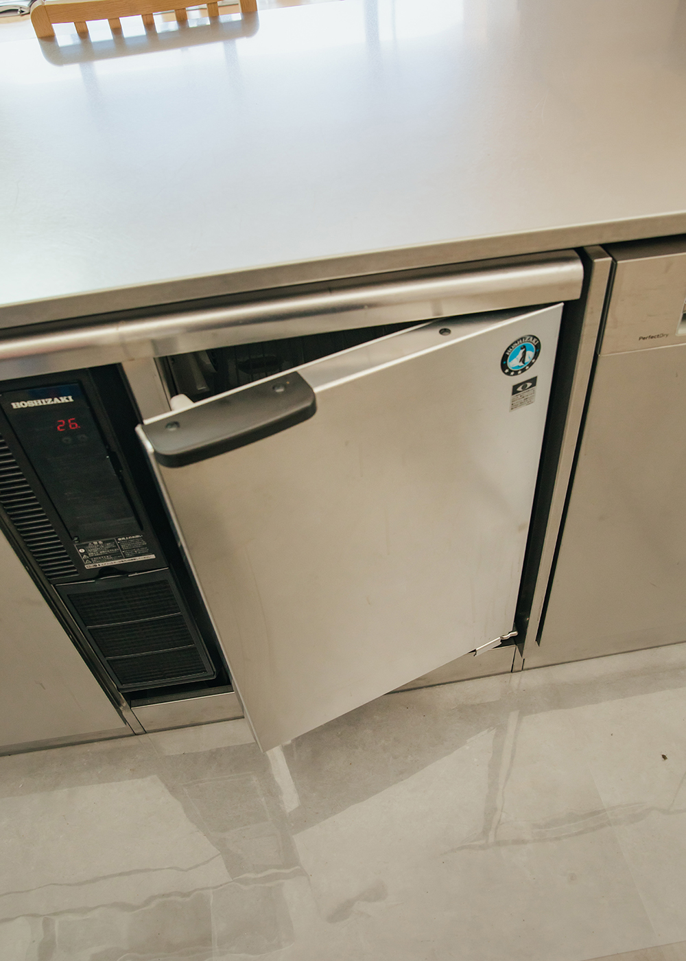 小幡建設【デザイン住宅、収納力、趣味】キッチンに野菜保存用の冷蔵庫をビルトイン