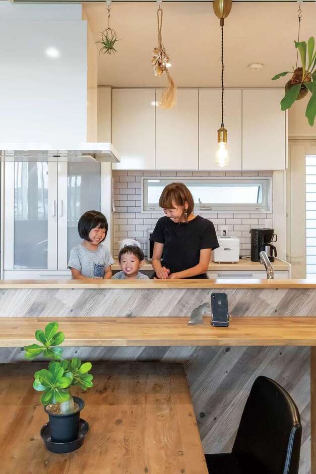造作のキッチンカウンターが子育てママの家事負担を軽減