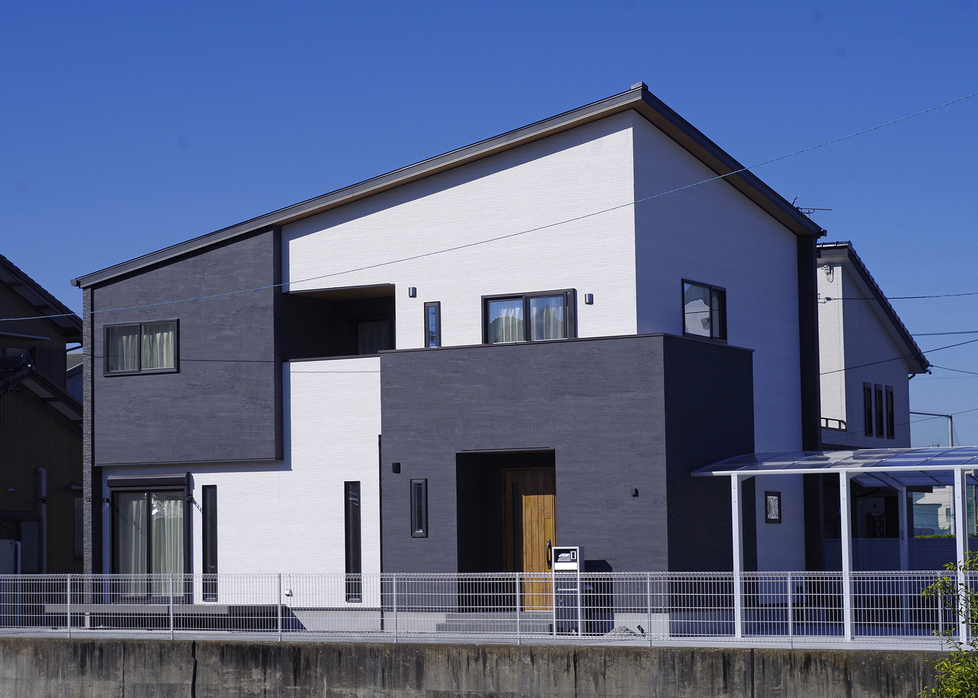 吉川住建【デザイン住宅、収納力、間取り】独創的な外観デザインは『吉川住建』ならでは。片流れ屋根に5.04kWのソーラーパネルを搭載し、光熱費は毎月黒字だそう