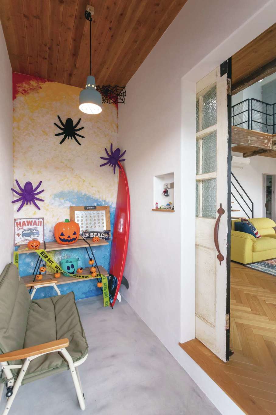 富士ホームズデザイン【子育て、自然素材、インテリア】季節ごとにディスプレイを変えて、暮らしを楽しむ土間玄関。珪藻土の壁に上総さん自ら空と海が融合した絵を描いた