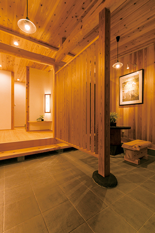 TENアーキテクツ 一級建築士事務所【和風、自然素材、建築家】玄関は格子で区切り、応接コーナーに。昔の農家で使われていた、荷車の車輪をリメイクしたテーブ