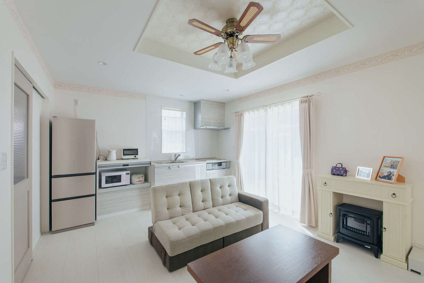 エフエフ住宅【1000万円台、夫婦で暮らす、平屋】LDKのフローリングも白で統一したことで明るい印象に