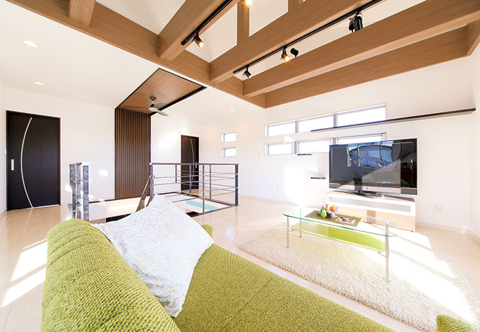 大成工務店【デザイン住宅、二世帯住宅、間取り】2階のファミリールームは多彩な用途に。横長の窓は、外部からの視線を限定しつつ、室内にたっぷりの光を招く。窓の形状にあわせて、さりげなくキャットウォークも設けられている