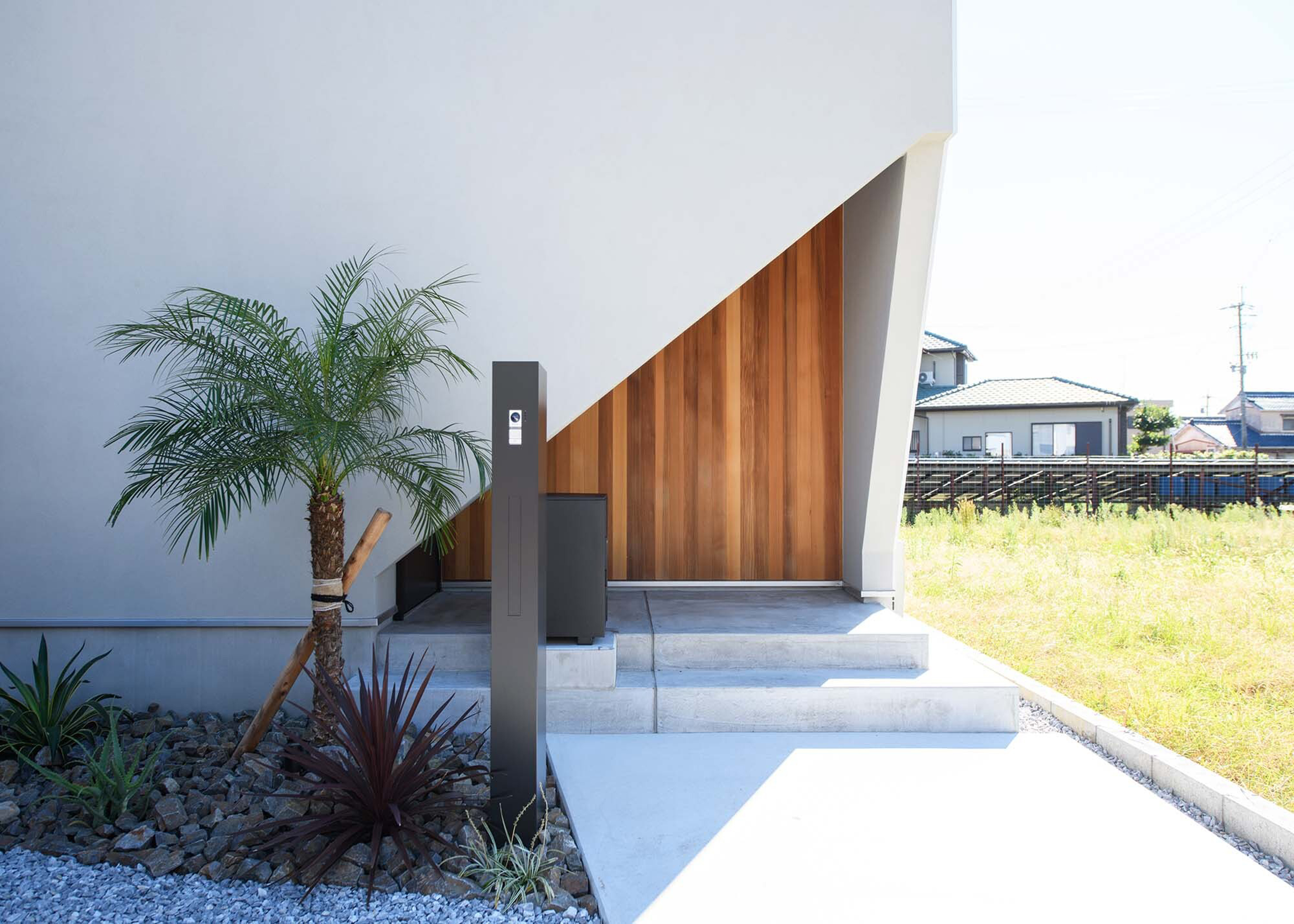 平屋建築ブルーハウス【デザイン住宅、間取り、建築家】シンプルな外観に植栽の緑が映える
