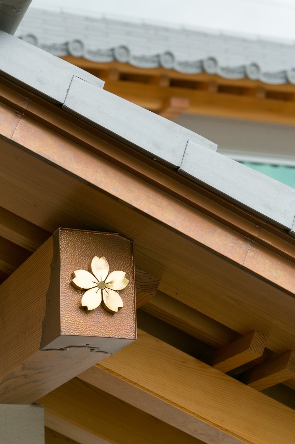 櫻 工務店【和風、自然素材、高級住宅】日本建築の伝統美を感じさせる屋根のディテール。屋根の下には桜の装飾が施され、繊細な職人技が光る。