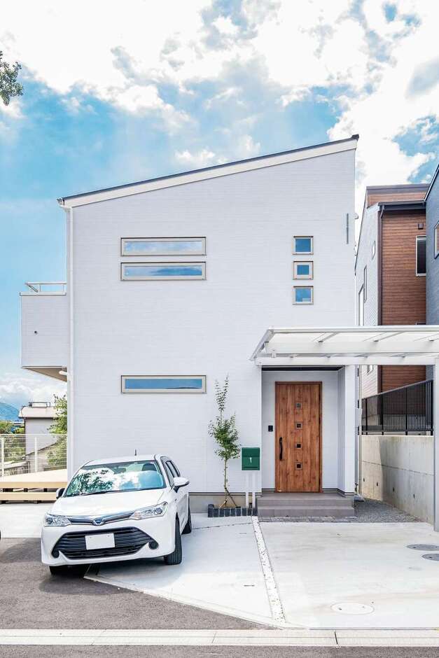 片流れ屋根のモダンな外観。白い壁は汚れがつきにくい材質を選んだ