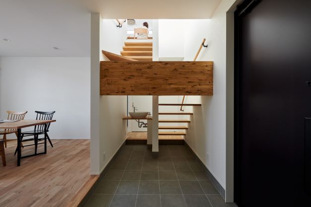 S.CONNECT（エスコネクト）【デザイン住宅、間取り、建築家】ご夫婦の希望で土間スペースを広く確保した玄関