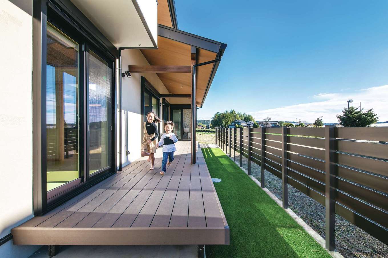 コットンハウス【子育て、二世帯住宅、省エネ】鬼ごっこもできるほど長〜いウッドデッキ。BBQもプールも存分に楽しめる