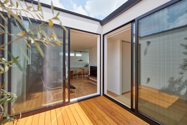 S.CONNECT（エスコネクト）【デザイン住宅、間取り、建築家】2階リビングに面したインナーテラスは外から見えないプライベートな空間。夜は星空を眺めながら家族でゆったりと過ごす