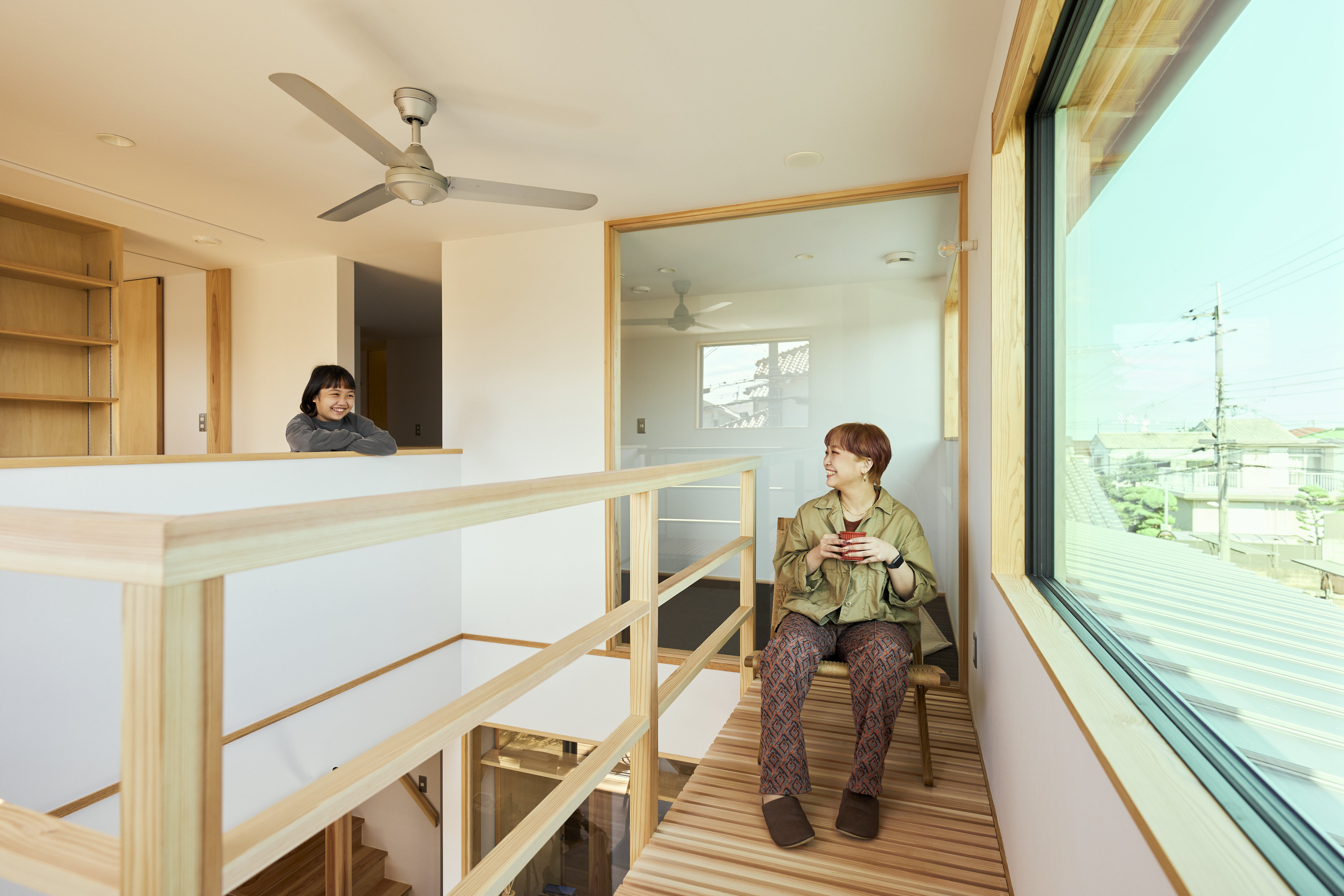 KEN建築工房｜明るく開放的な空間。大きな窓から外光がたっぷりと差し込み、風通しも良好。木の素材が温かみを感じさせます。
